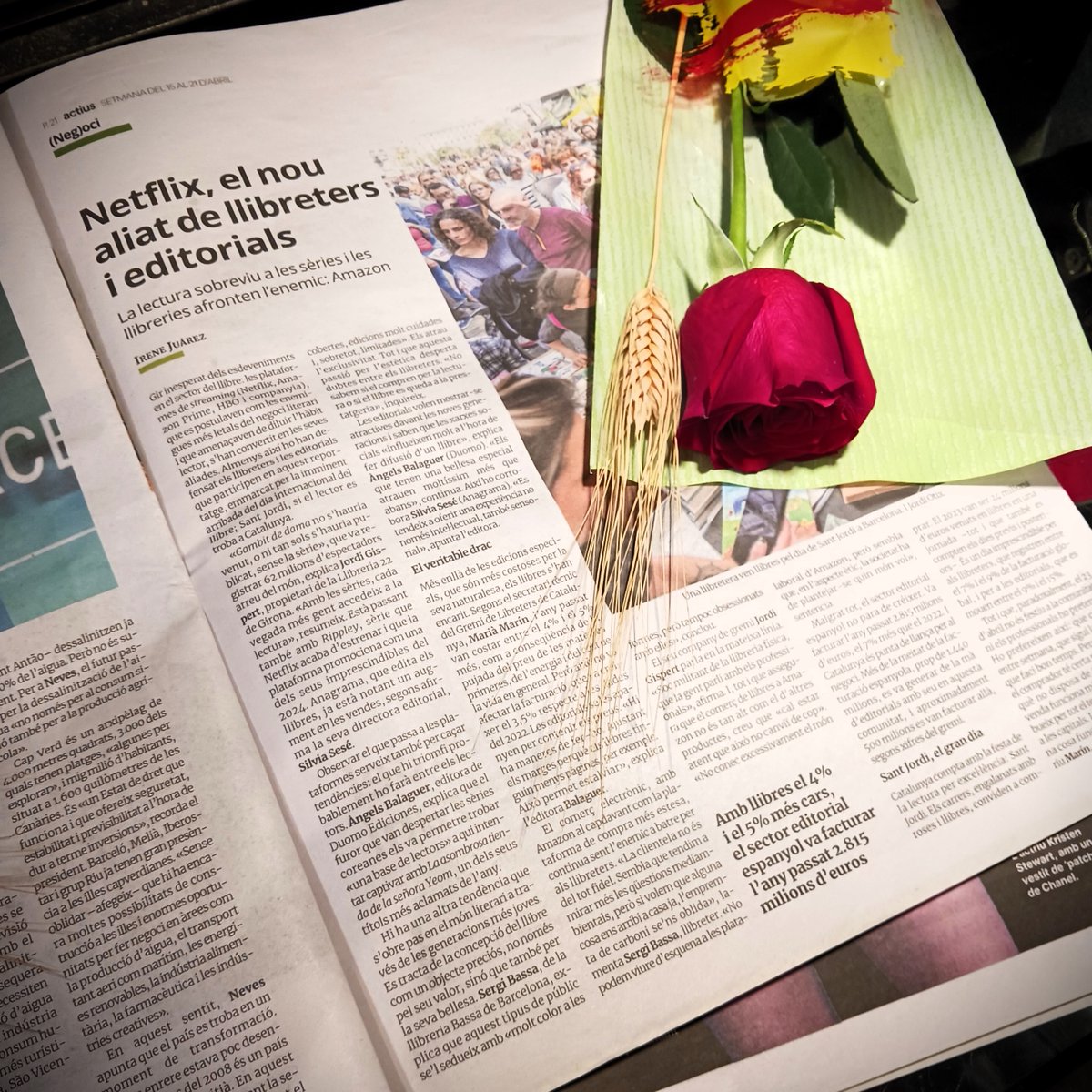 Ves, et tornen a trucar i tornes a sortir a El periódico.cat, un noparar,  i pel que es veu ara la llibreria està a Barcelona!!! 🤔
Li diré a <a href="/francescsoler78/">Francesc Soler</a> no es pensi que ja no tinc la llibreria a Móra d’Ebre 😎
Continuem, entre trucada i trucada de El Periódico.