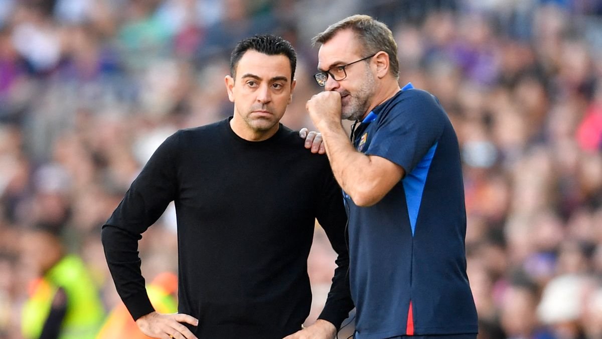 🚨🗣️ @gerardromero: 'Xavi is hurt because people at the club have kept asking him in the past weeks to stay and now that he has decided to reconsider his decision, the club has asked him to change part of his coaching staff which he is not willing to do.' #fcblive