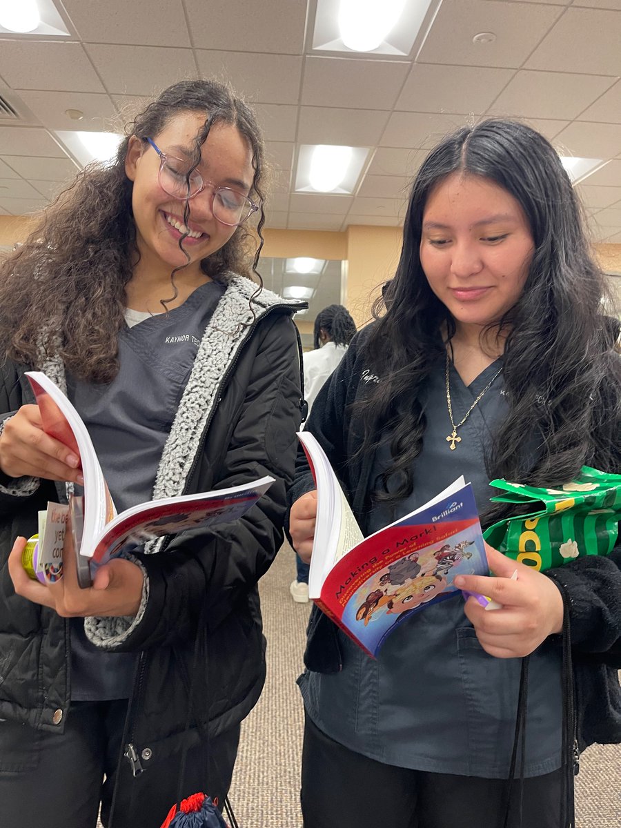KateMcElderry's tweet photo. No greater reward for a writer than seeing 📕being read & appreciated! 📕Making a Mark! was at @UConnBIRC #Neurodiversity #WISHfest yesterday! 🧠💫 H.S. teens, professors, neuroscientists & grad students = all enjoying! TY @UConn for hosting! https://t.co/I8podnHShk