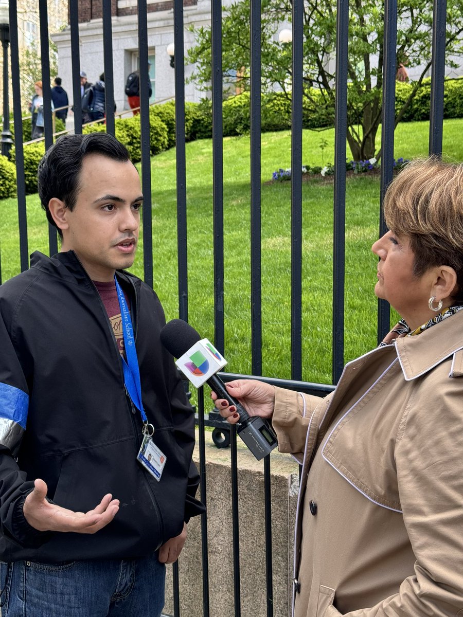 City Newsroom reporter Edward Lopez talking to @BlancaRVilchez from @UniNoticias about his coverage of the protests at Columbia University citynewsroomcjs.com/breakthrough-i… @columbiajourn