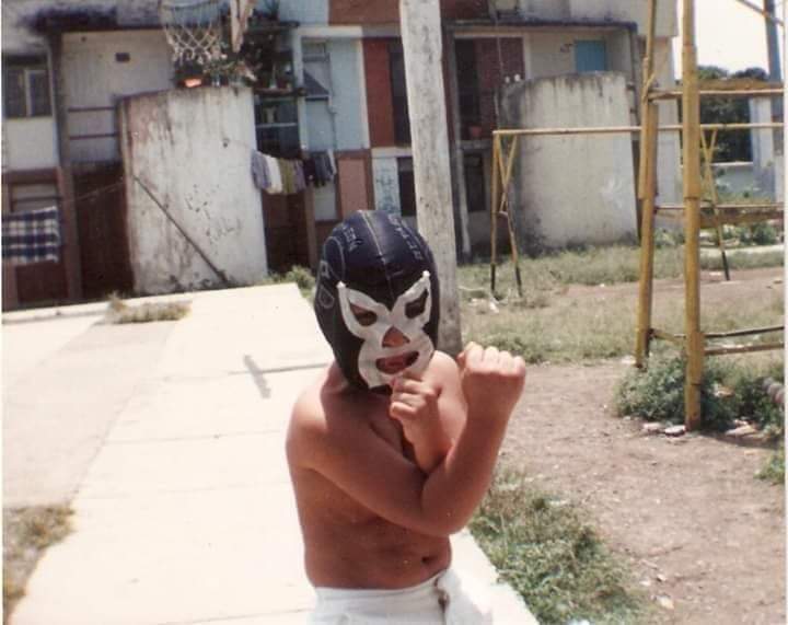 La capucha es el rostro del pueblo que #lucha.
#bluedemon #luchalibre #wrestler #luchador #wrestling #manotas