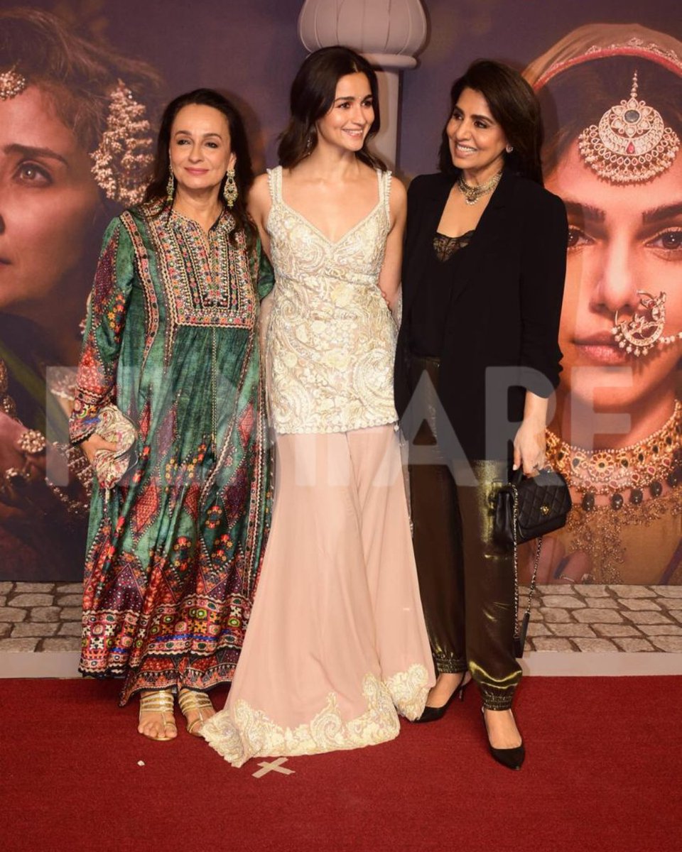 #AliaBhatt gets clicked with #NeetuKapoor and #SoniRazdan at the #Heeramandi premiere.❤️