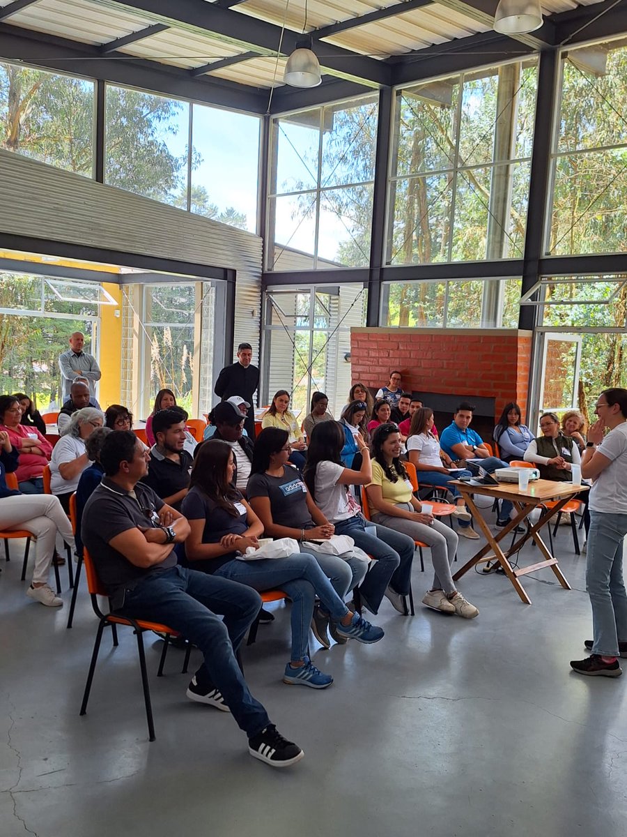 fsembrar's tweet photo. En el primer encuentro presencial, tuvimos la oportunidad de sumergirnos en un intercambio profundo de conocimientos y experiencias con otras organizaciones comprometidas y con mentores expertos del campo: Iván Vallejo Ricaurte, @AntonioRuedaR, @LauraVenzal  y @VasconezDo25131🗣️ https://t.co/kCro2KieqA