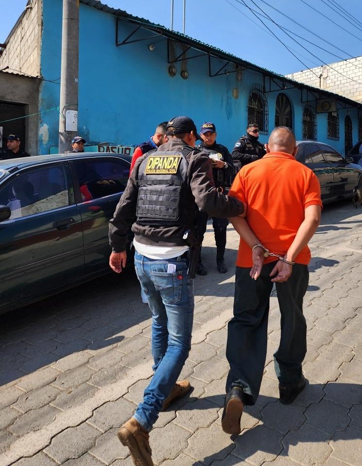 MPGuatemala_EN's tweet photo. #PM #Results #Apprehension #ExtortionRelatedCrimes #IllegalPossession #Firearms
#OperationFightAgainstExtortion concluded with the apprehension of 20 individuals for extortion-related crimes. Additionally, in one of the raided properties, a homemade firearm, https://t.co/LwnfGST5yf