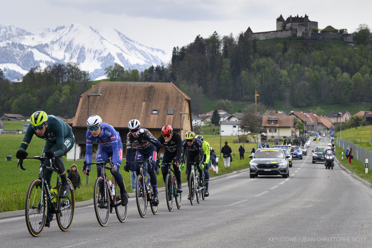 TourDeRomandie's tweet photo. Victoire d’étape au sprint avec la formation @decathlonAG2RLM qui remporte deux places : Godon décroche le maillot jaune #fromagelemarechal suivi de son coéquipier Andrea Vendrame. @keystone_ats 
@LoterieRomande #sushizen #lovelysmile #chiccodoro @banqueduleman @PrimeoEnergie https://t.co/xVJpm9LRHV