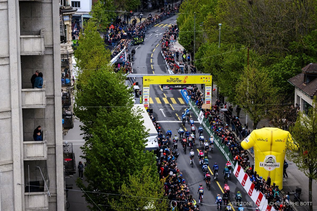 TourDeRomandie's tweet photo. Victoire d’étape au sprint avec la formation @decathlonAG2RLM qui remporte deux places : Godon décroche le maillot jaune #fromagelemarechal suivi de son coéquipier Andrea Vendrame. @keystone_ats 
@LoterieRomande #sushizen #lovelysmile #chiccodoro @banqueduleman @PrimeoEnergie https://t.co/xVJpm9LRHV