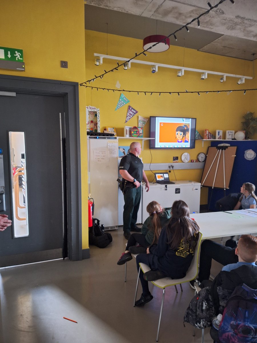 Neighbourhood Officers were invited over to The Skainos Centre this afternoon. We chatted to the young people in the Aspire Kids group about Online safety and the importance of keeping safe whilst online. #WeCareWeListenWeAct