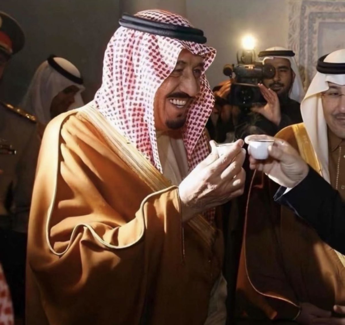 خطاك السوء ي حبيب شعبك اللهم احفظه بحفظك والبسه ثوب الصحة والعافيه 💚🇸🇦
- امين ..