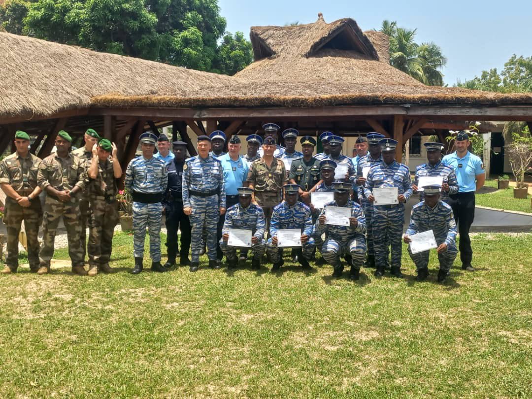 #CotedIvoire : 15 sous-officiers de la gendarmerie ivoirienne ont bénéficié d'une formation au métier de la prévôté au camp des Elements Français en Côte d'Ivoire (@EFCI_officiel).