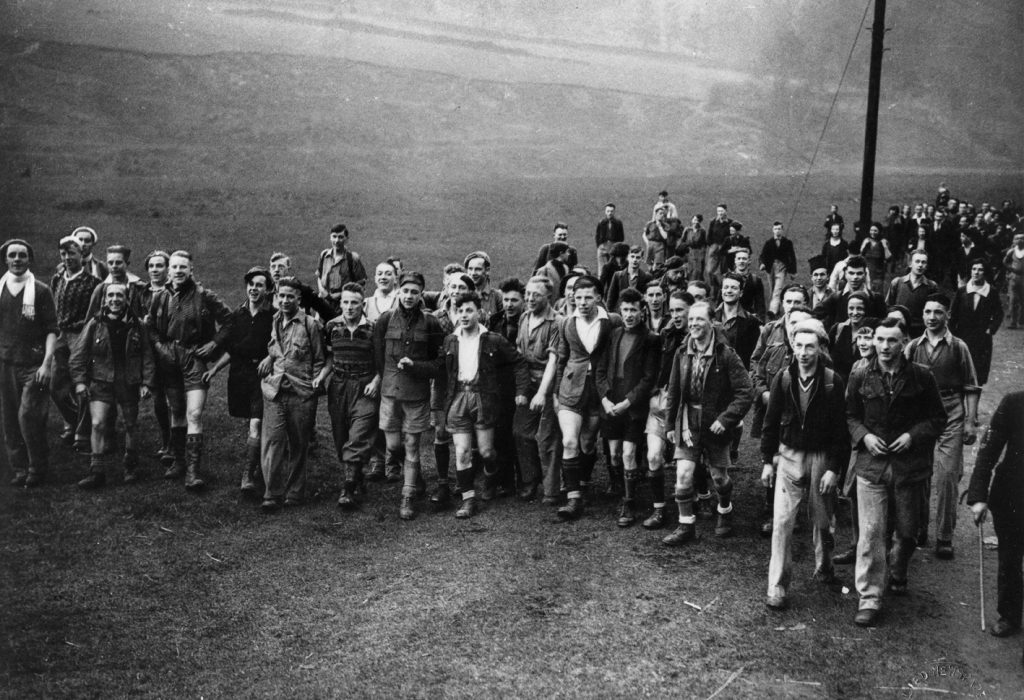 On April 24 1932 a crowd of around 400, largely members of the Young Communist League (YCL) and British Workers Sport Federation (BWSF), marched up Kinder Scout with a single purpose: the right to roam our countryside 🥾⛰️🌳 challenge-magazine.org/2023/04/24/lan…