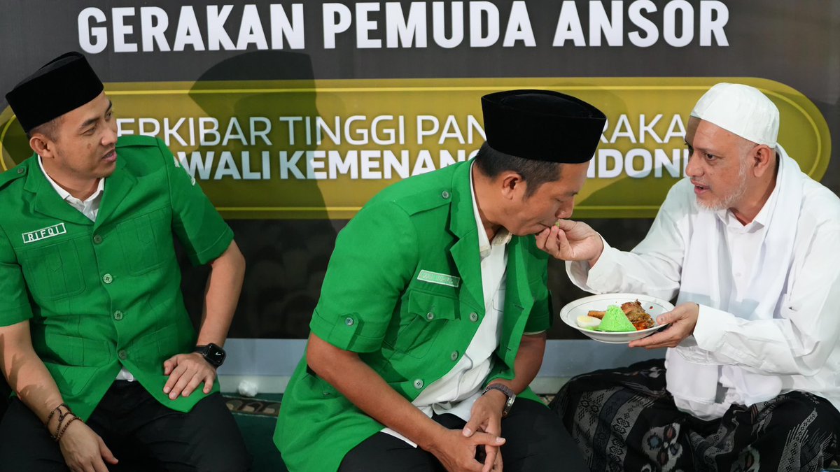 Official_Ansor's tweet photo. Ditandai pemotongan tumpeng, Tasyakuran Harlah 90 dan Halalbihalal berjalan penuh khidmat. 

Doa-doa yang dilangitkan, serta harapan yang terselip di dalamnya, semoga menjadi kabar baik yang diijabah Allah SWT dengan penuh ridlo. https://t.co/lxCNv5yPSM
