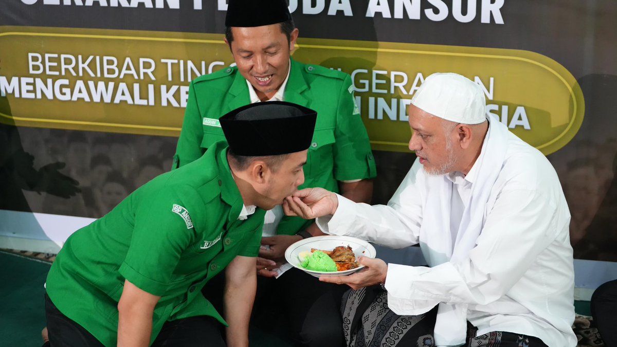 Official_Ansor's tweet photo. Ditandai pemotongan tumpeng, Tasyakuran Harlah 90 dan Halalbihalal berjalan penuh khidmat. 

Doa-doa yang dilangitkan, serta harapan yang terselip di dalamnya, semoga menjadi kabar baik yang diijabah Allah SWT dengan penuh ridlo. https://t.co/lxCNv5yPSM