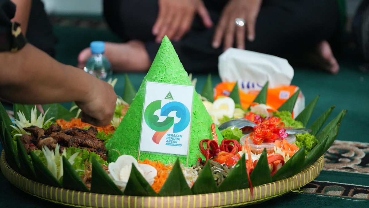Official_Ansor's tweet photo. Ditandai pemotongan tumpeng, Tasyakuran Harlah 90 dan Halalbihalal berjalan penuh khidmat. 

Doa-doa yang dilangitkan, serta harapan yang terselip di dalamnya, semoga menjadi kabar baik yang diijabah Allah SWT dengan penuh ridlo. https://t.co/lxCNv5yPSM