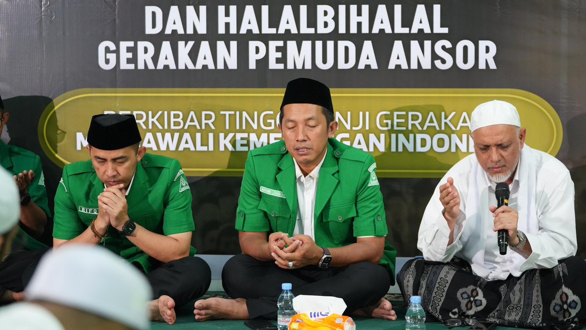 Official_Ansor's tweet photo. Ditandai pemotongan tumpeng, Tasyakuran Harlah 90 dan Halalbihalal berjalan penuh khidmat. 

Doa-doa yang dilangitkan, serta harapan yang terselip di dalamnya, semoga menjadi kabar baik yang diijabah Allah SWT dengan penuh ridlo. https://t.co/lxCNv5yPSM