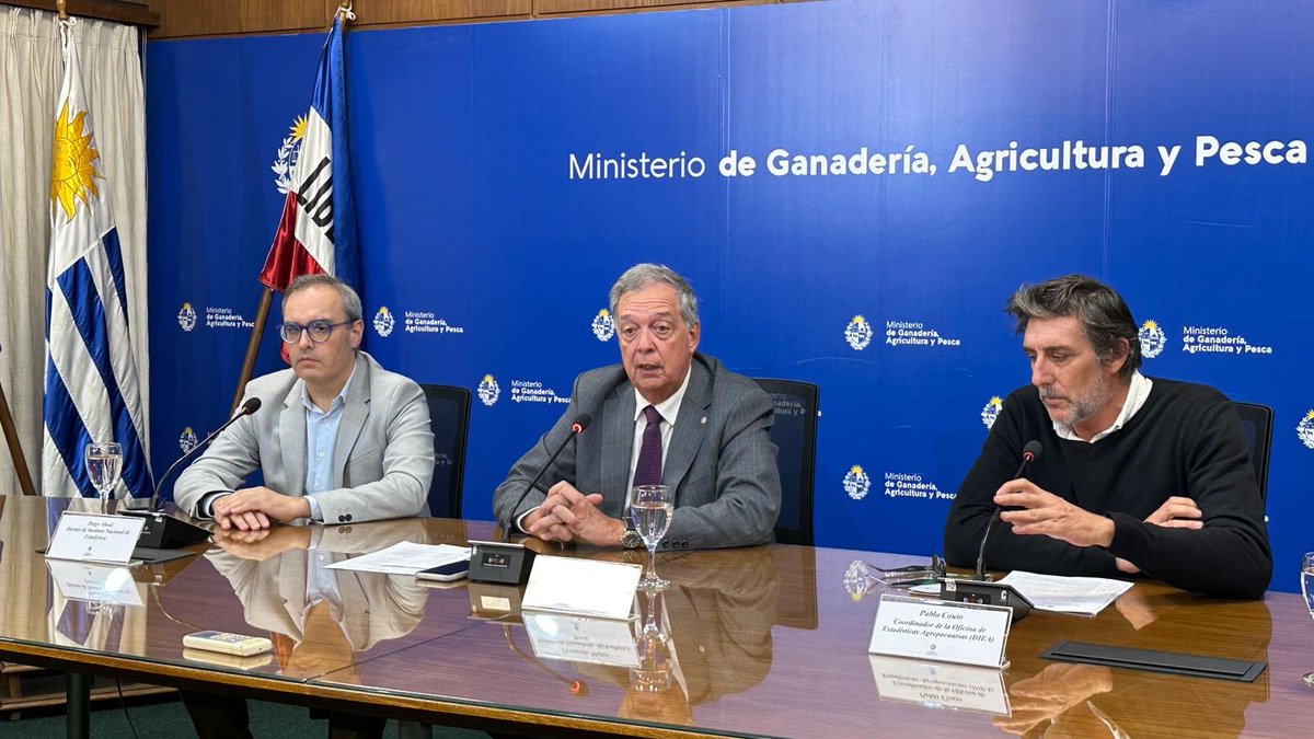 MGAPUruguay's tweet photo. #AHORA el ministro Fernando Mattos, el director de #DIEA Pablo Couto y el director de @ine_uruguay @DiegoAboal2 informan acerca de los avances del Censo General Agropecuario. https://t.co/DlwAxS0DHi