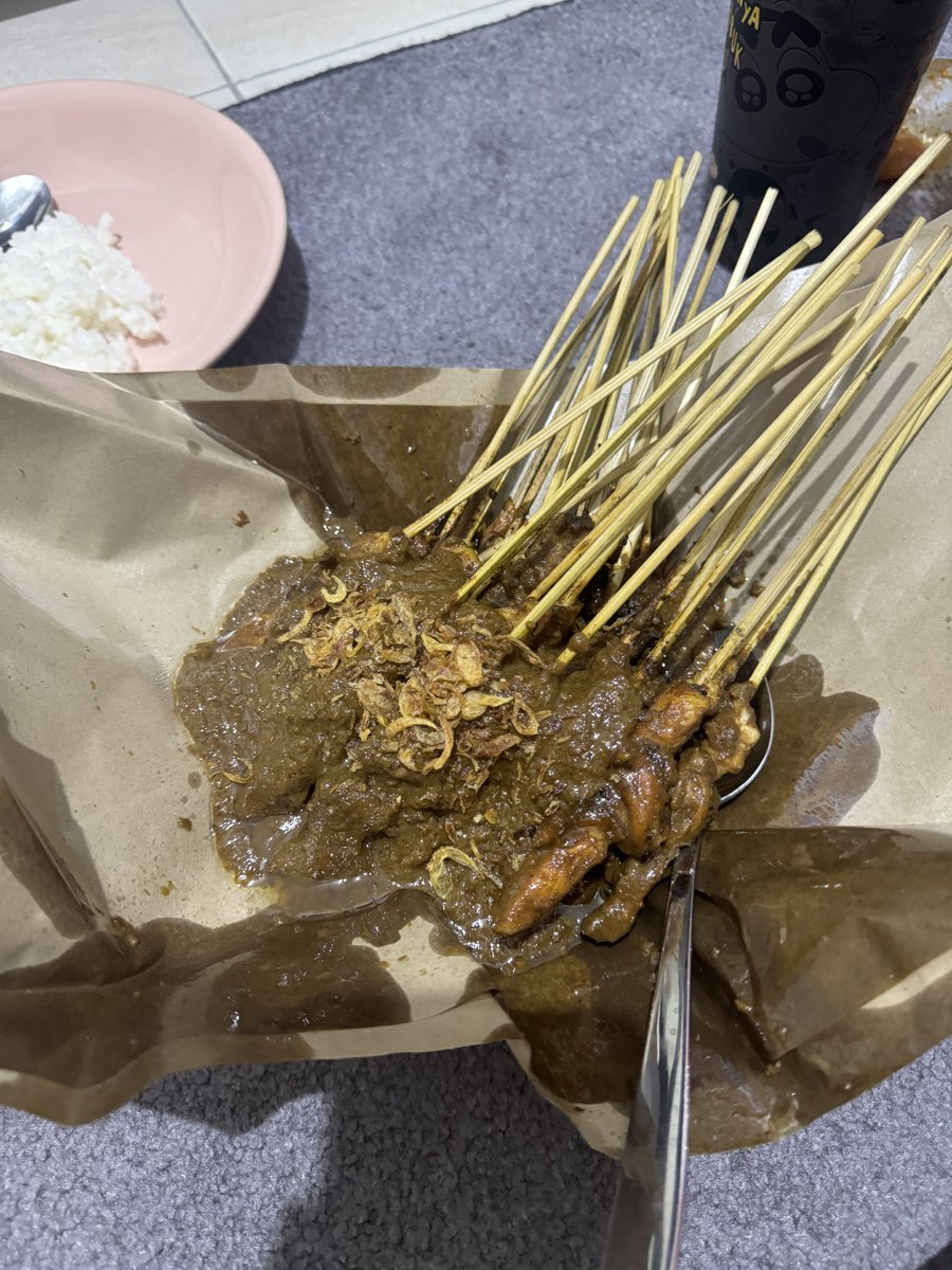rizkynurfitha's tweet photo. 👩🏻: nanti pulang nitip beli sate yaa, belinya min 15 tusuk plis aku laper banget
👨🏻: okesiip

Maksudnya tuh 15 tusuk berdua ini kenapa malah beli 30 🤦🏻‍♀️ tapi gak salah sih 🙏🏻🙏🏻 https://t.co/TYi5DUf7gg