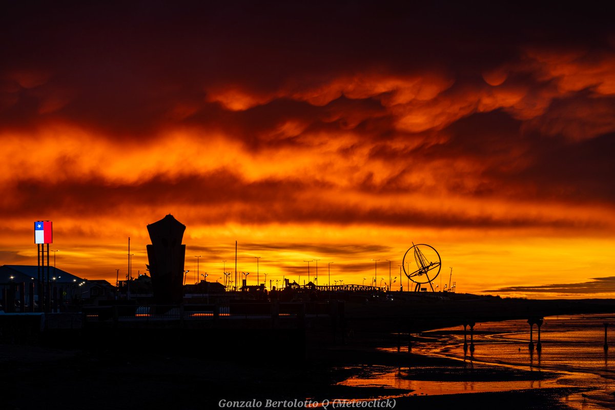 Cielos anaranjados al amanecer junto a algunas nubes mammatus en #PuntaArenas 

#EltiempoChv
