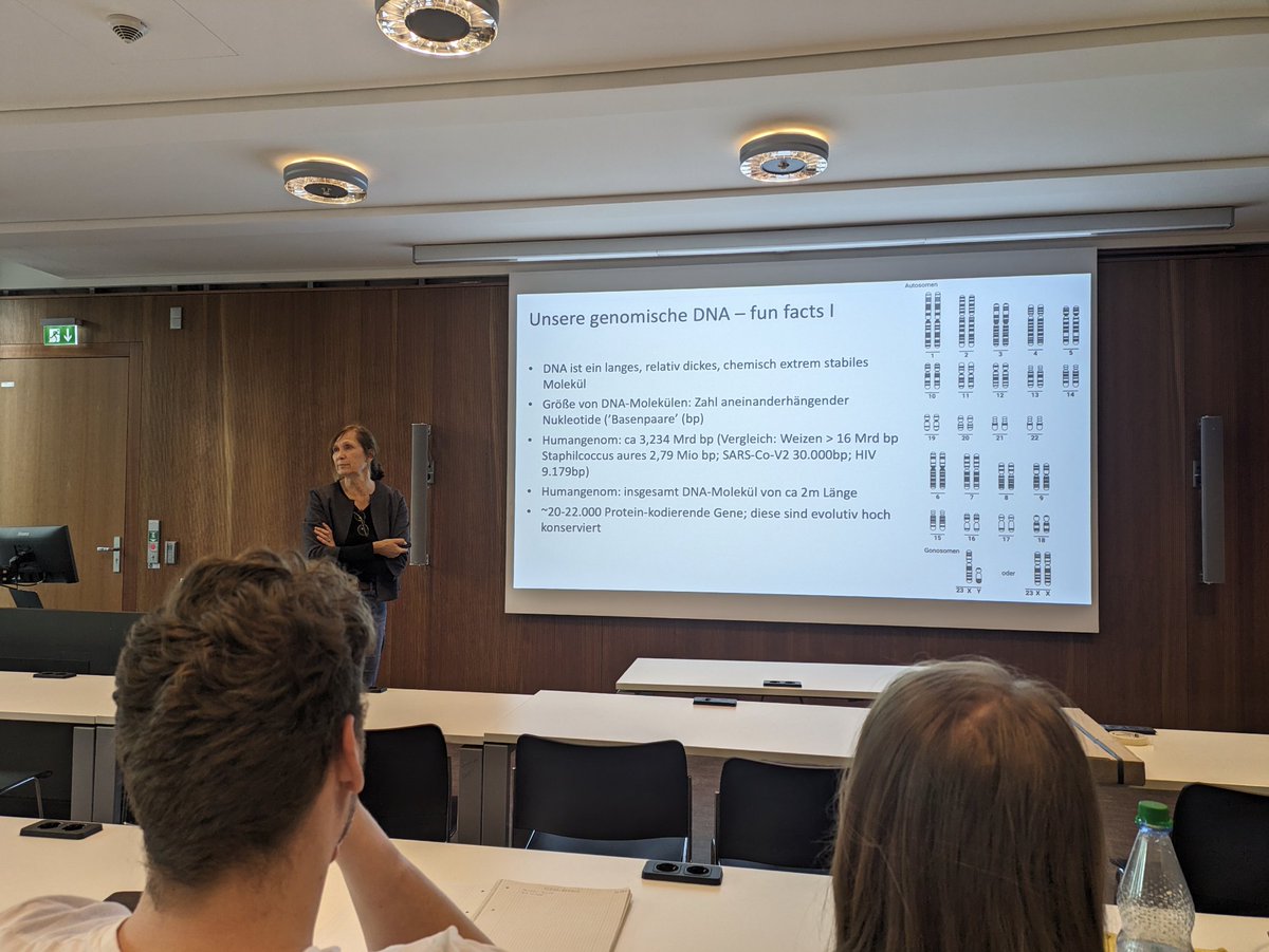 Today first seminar of the critical #genomics initiative at @goetheuni . Prof. Dorothea Schulte talked about #DNA and how it decodes organisms. Every week on Wednesday a new speaker will address another topic including @ANeurosci . More info here: critical-genomics.de/index_de.html