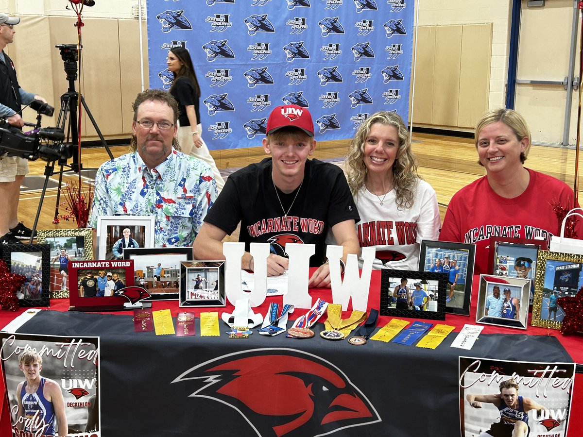 Congrats to Cody Schmedding who signed today to compete in🏃track and field🏃 at the ❤️University of Incarnate Word🖤!

We are so proud you! 💙🐆🩵