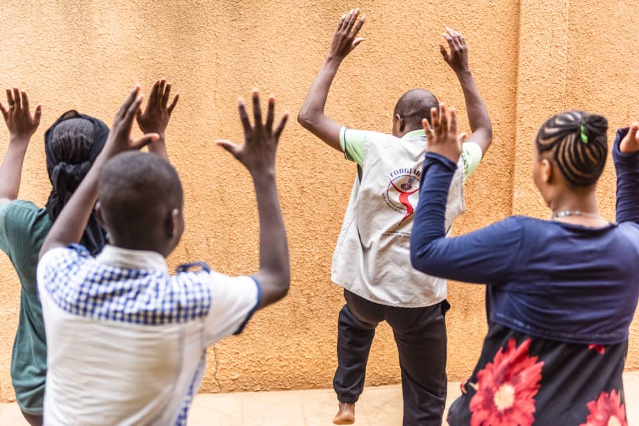 L'art au service de la thérapie pour les enfants réfugiés🎶 Avec @GvtMonaco, le HCR au Niger organise des activités de soutien psychosocial, notamment avec l'art. Musique, danse et théâtre sont des outils puissants pour aider les enfants à surmonter des expériences difficiles.
