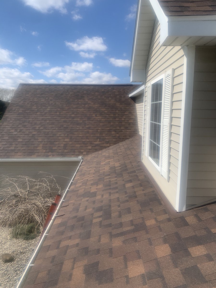 NBHD_Roofing's tweet photo. What a charming home in Dexter, MI! 🏠 We installed @OwensCorning Duration Brownwood #shingles. The rich &amp; earthy tones of this color not only provide a touch of sophistication but also exude a sense of warmth that is truly inviting. See the full project: https://t.co/6xXq7RxZlW https://t.co/sREoWCffjn