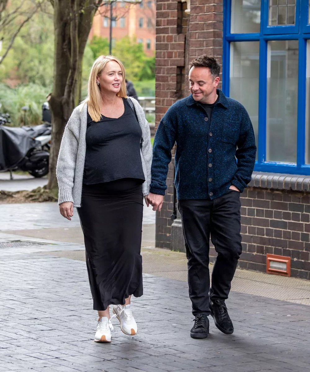 Ant enjoyed lunch with his pregnant wife Anne-Marie and Jamie Redknapp last week ❤️ #antanddec