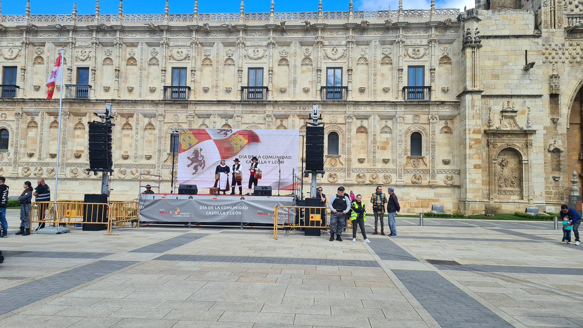 Sasa_Perejil's tweet image. Se ve en vuestra fotos &quot;claramente&quot; que son unas decenas... y en la de abajo el &quot;llenazo&quot; de la celebración... por mucho que insistais: #NadaQueCelebrar #LeónEsp #LEXITYA #Lexit