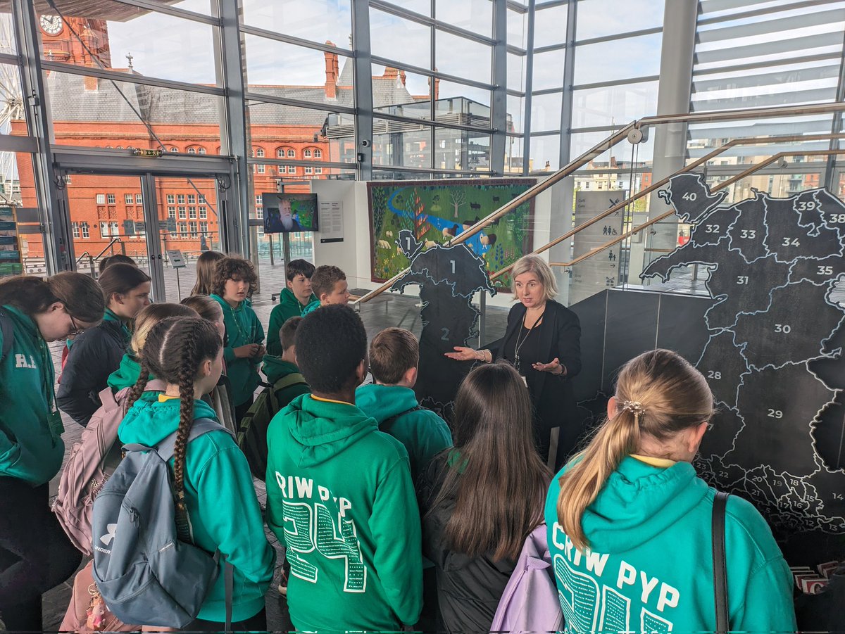 cpa_evans's tweet photo. Bl6 wedi cael profiad bythgofiadwy wrth ymweld a'r Senedd heddiw - gwleidyddion y dyfodol - disgyblion egwyddorol a gwybodus👍
Yr 6 had a memorable trip to the Senedd today - our future politicians 👍 ethical and informed citizens of Wales https://t.co/j7162nSjgH