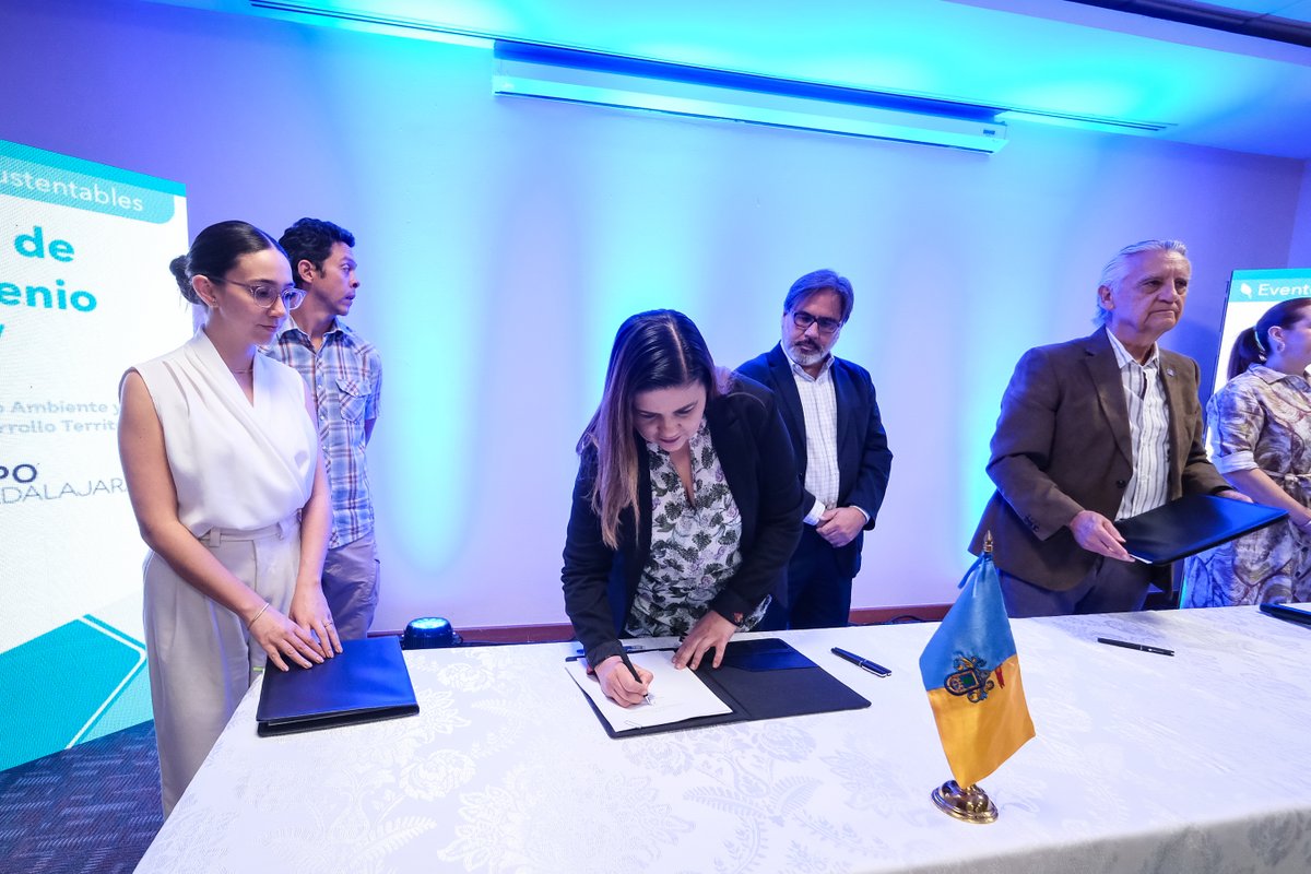 Israelgaroc's tweet image. Mientras que con el convenio de colaboración, #ExpoGuadalajara y la #Semadet actualizarán los términos de referencia enmarcados en el #PCAV para certificar eventos sustentables y posteriormente aplicarse en aquellos que se lleven a cabo en dicho recinto.