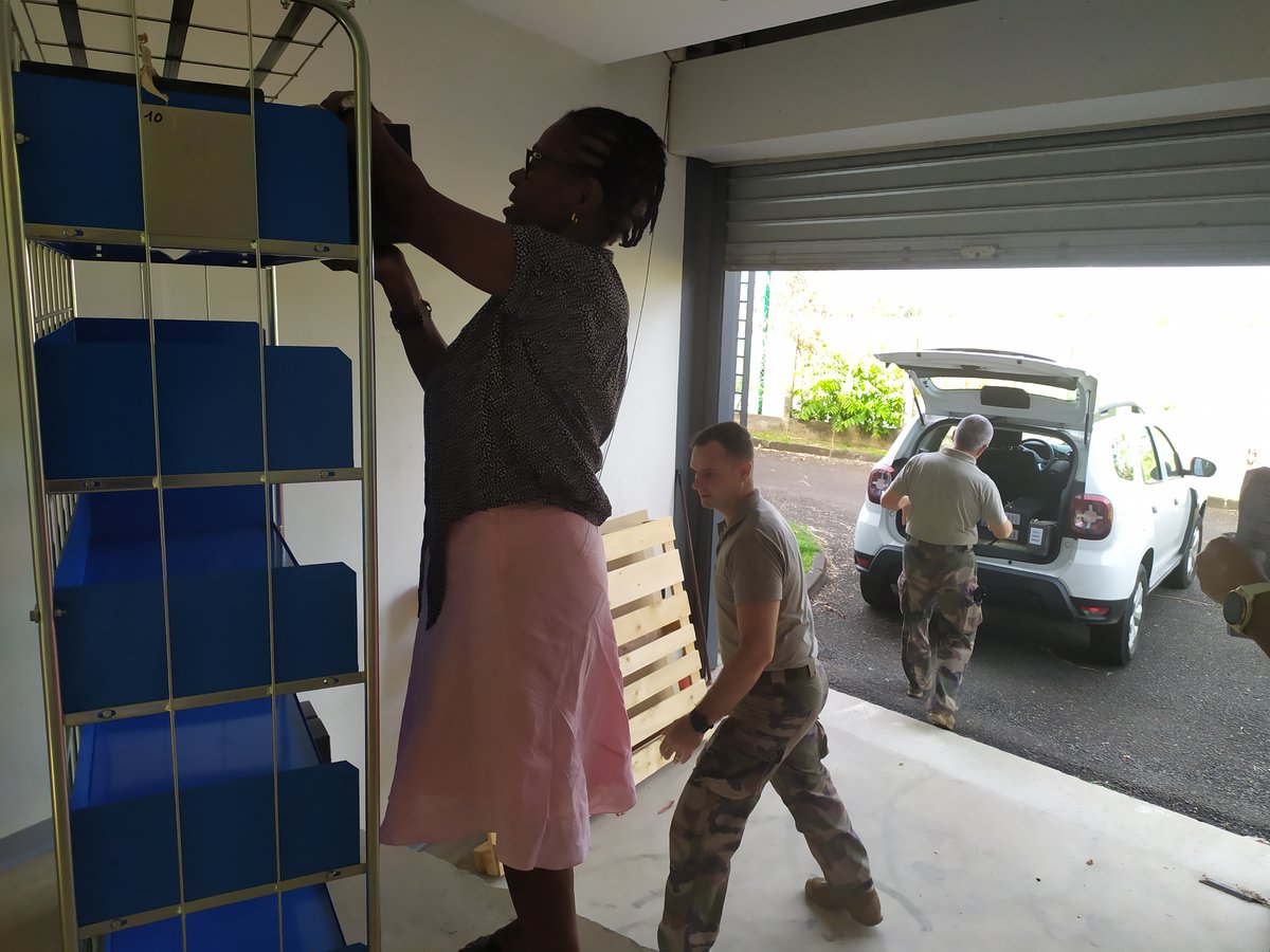 misspoussiere's tweet photo. [BienvenueAux#AD971] Immense plaisir que d'accueillir ce matin le @DSNJeunesse de la Guadeloupe. Après le versement de 3 m.l de registres matricules et dossiers individuels de 1953, #visite des magasins #conservation, ateliers #restauration et #numerisation, #salledelecture... https://t.co/KAMAwOaIlb
