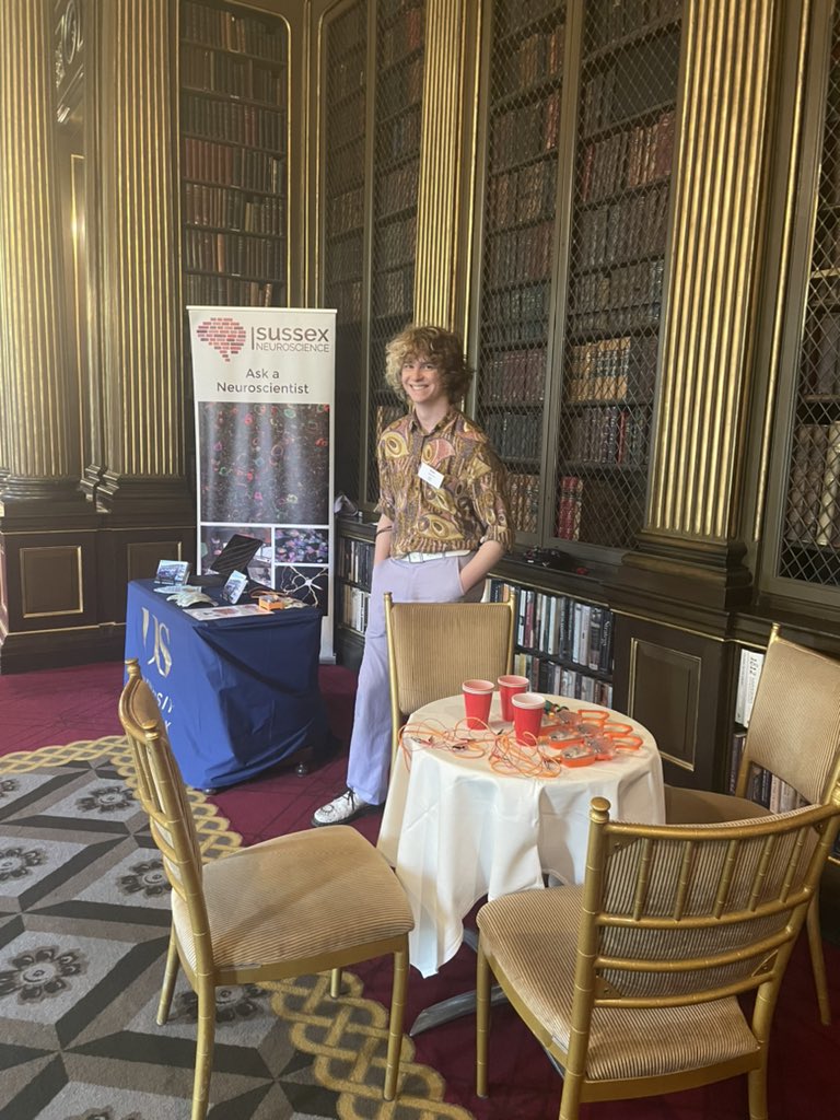Not a typical day in the lab. Showing off our @SussexNeuro Neuroscience in Acton demo to Sussex Alumni at the Reform Club. Really lovely chats and an excellent cream tea! #foreverSussex