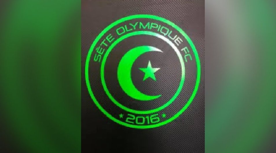 La préfecture de l'Hérault a retiré l'agrément de la FFF au club de football 'Sète Olympique FC' et ne pourra donc plus bénéficier de l'aide de l'État ni de celle de la municipalité, le logo du club est considéré comme un 'signe emblématique de la religion musulmane'