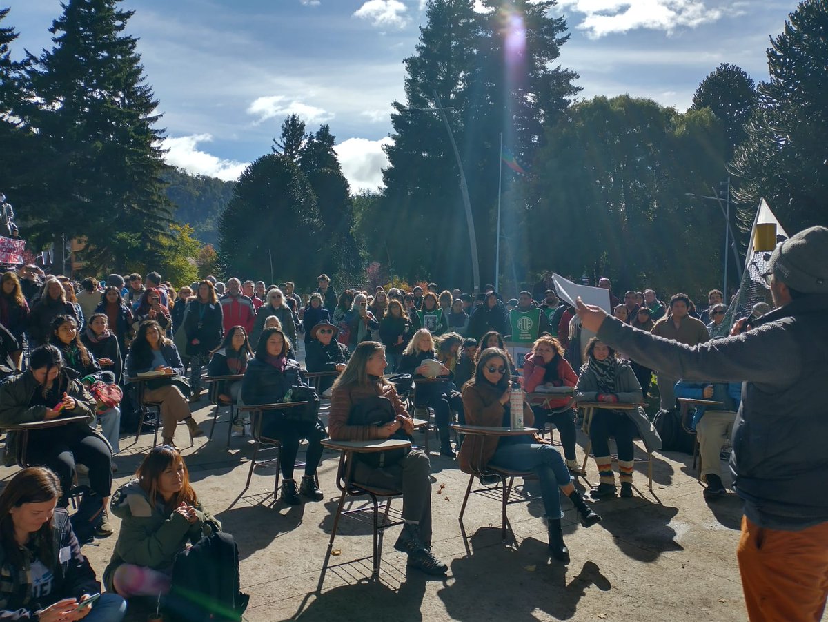 pogogregorio's tweet photo. @UNComa_oficial Y en San Martín de los Andes también por supuesto, La UNCo en las calles. https://t.co/otnwmSsi6L