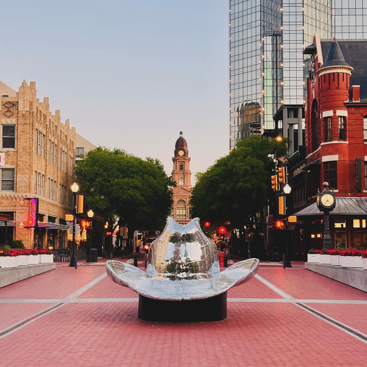 Looking for live music? Look no further! There's live music in Sundance Square every Thursday, Friday, Saturday and Sunday evening!⁠ ⁠ Check out the @sundancesquaremusic socials each week for the line-up 🎶⁠ ⁠ 📸: @the_trinhity⁠ 📍: @sundancesquare