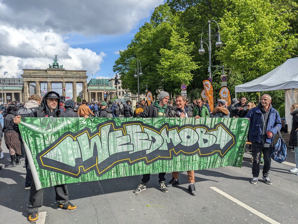 Schafft die #Obergrenzen bei #Besitz und #Eigenanbau ab, damit sich #Polizei + #Gerichte einzig um #UnerlaubtenHandel und Verbrecher kümmern können.
Damit haben die genug zu tun - bisher haben sie sich einzig um Konsumenten gekümmert - das muss ein Ende haben.

#ObenOhne
#Weedmob