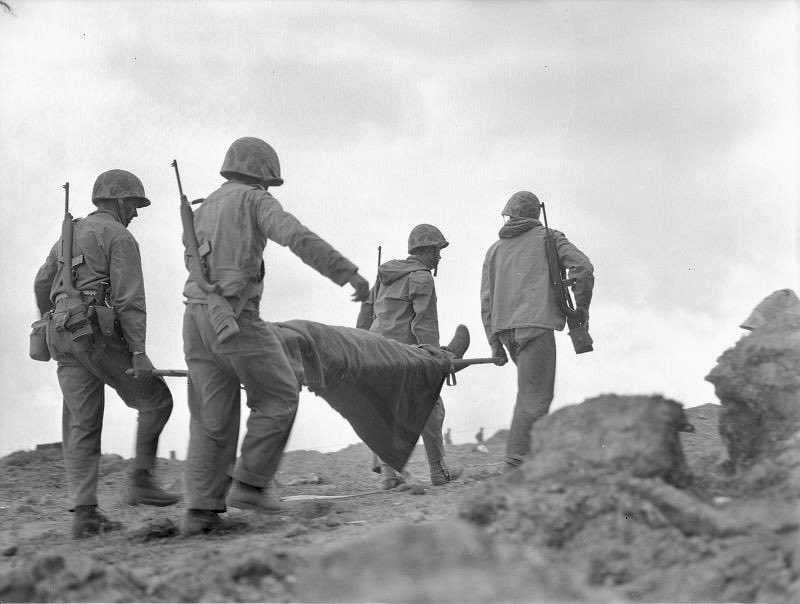 Marines estadounidenses en Iwo Jima, 1945.