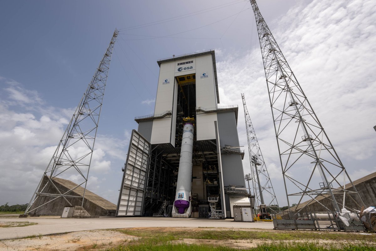 Aujourd’hui, le corps central d'#Ariane6 a été transféré de son bâtiment d'assemblage vers son pas de tir pour être verticalisé en zone de lancement. Les équipes CNES, @ArianeGroup et @esa étaient mobilisées pour cette étape qui marque le début de la 1ère campagne Ariane 6 !