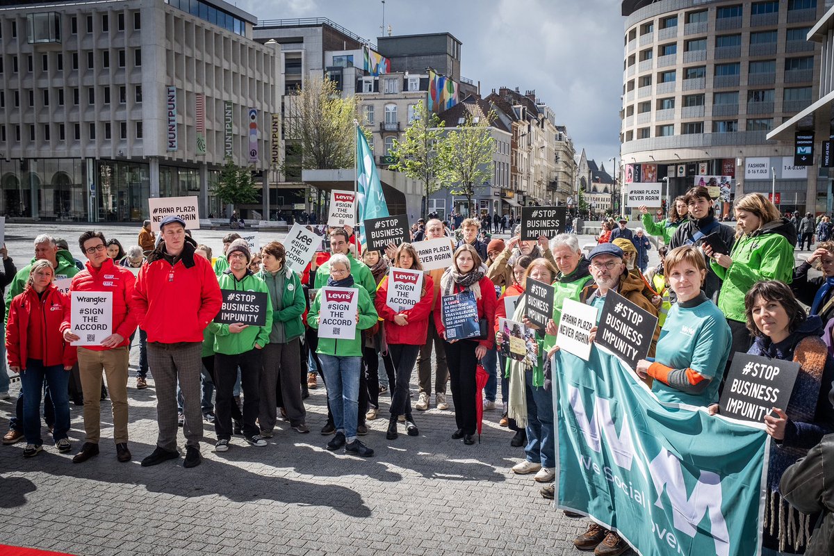 11 ans depuis la tragédie du Rana Plaza. Never Again. Nous avons interpellé des enseignes qui refusent encore de s’engager pour la sécurité des travailleuses et travailleurs de la confection. @LeviStraussCo @LeeJeans @Wrangler #SignTheAccord #RanaPlazaNeverAgain