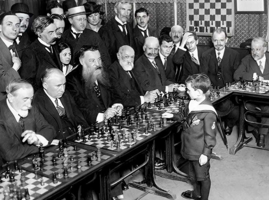 El niño que venció a los maestros del ajedrez 🙀🧠🧒 Samuel Reshevsky fue un prodigio del ajedrez, a los 10 años jugó contra los mejores del mundo, incluyendo a Bobby Fischer y les ganó a todos.