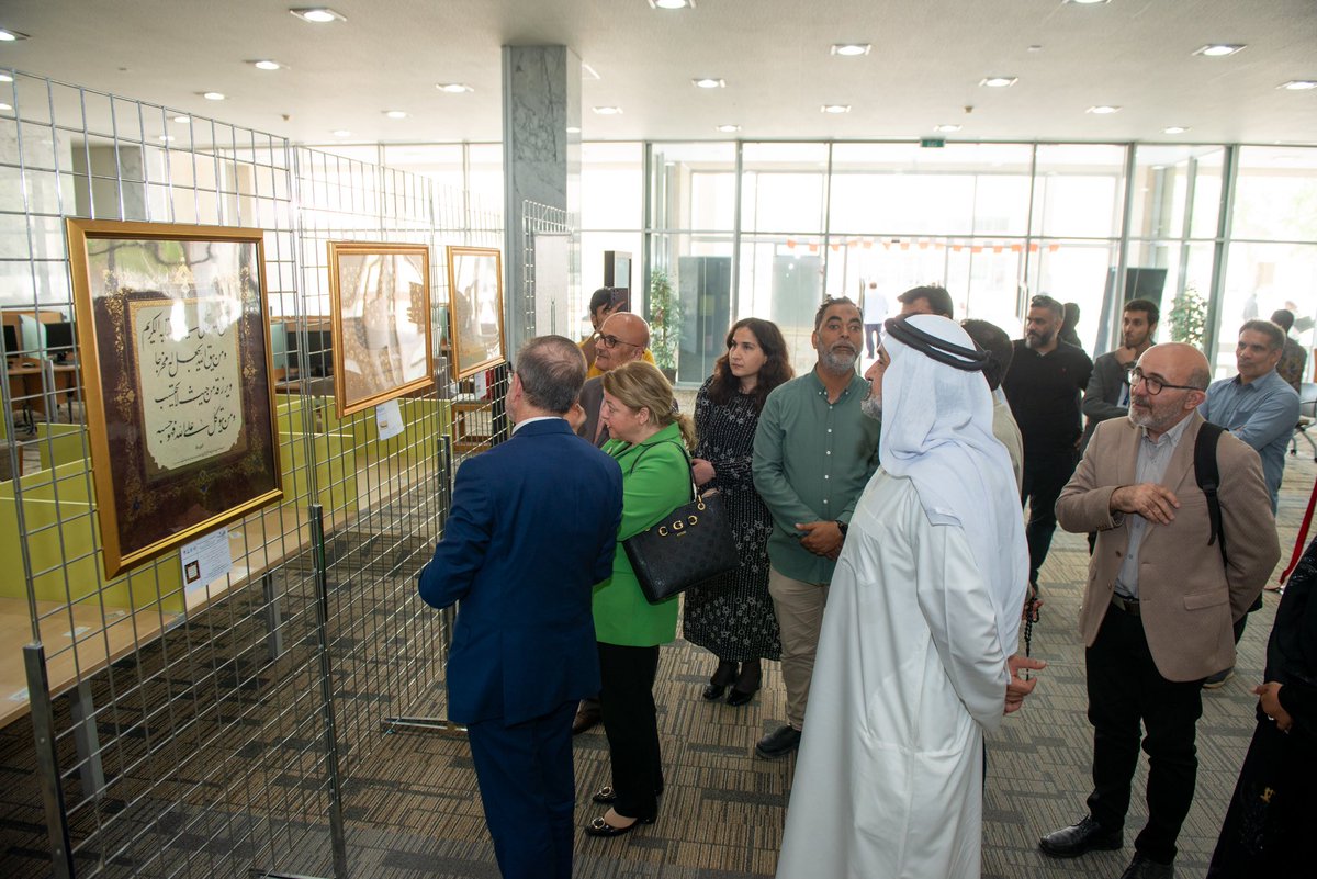 T.C. Manama Büyükelçiliği’nin himayesinde, İRCİCA iş birliğiyle Bahreyn Üniversitesi’nde ‘İrcica Hattatlar Nesli Sergisi’ açılmıştır. @TC_ManamaBE @IRCICA @yeeorgtr