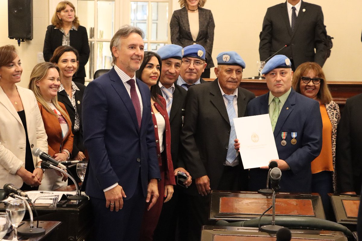 PrensaDiputado1's tweet photo. Al finalizar el encuentro parlamentario d se entregó la #DeclaraciónDeInterés al  29º aniversario del Bautismo de Fuego de los Veteranos de “Misiones de Paz” que integraron el ex Batallón Ejército Argentino 7 https://t.co/EnfDRF6vBC