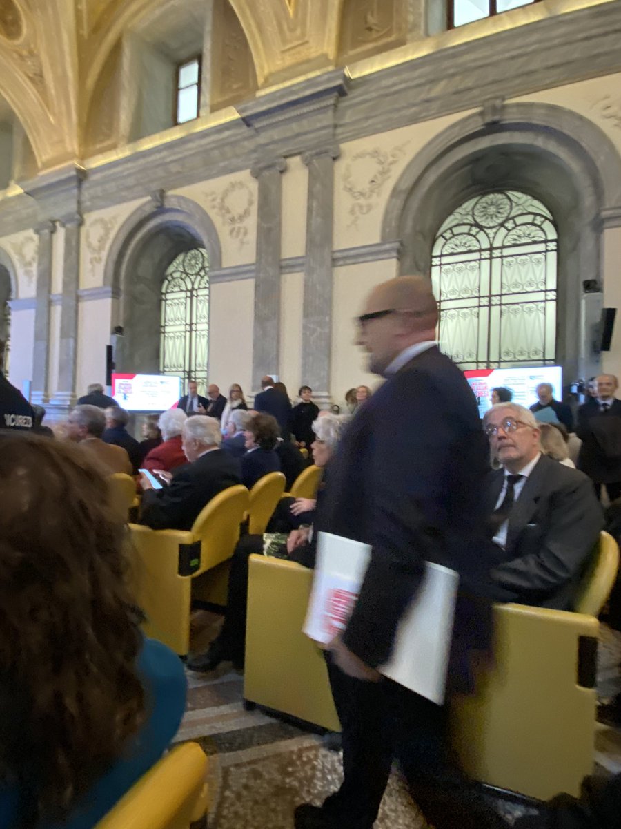 Sala llena en la presentación del libro de @IgnazioIngrao sobre “las 5 preguntas que agitan a la Iglesia”, junto al cardenal Pietro Parolin y el ministro de Cultura italiano @g_sangiuliano