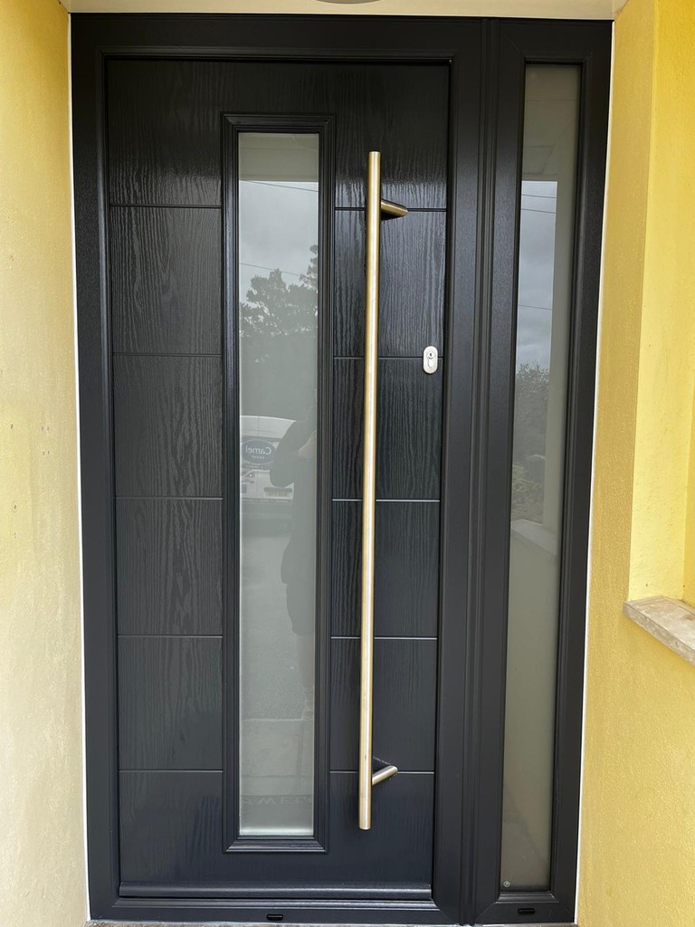 🚪✨ Transform Your Entryway! ✨🚪 We're thrilled to unveil our latest door installation—a sleek, modern composite door in a stunning black finish, expertly installed by our Wadebridge team! Design your new front directly on our website: camelglass.co.uk/doors/upvc/com…