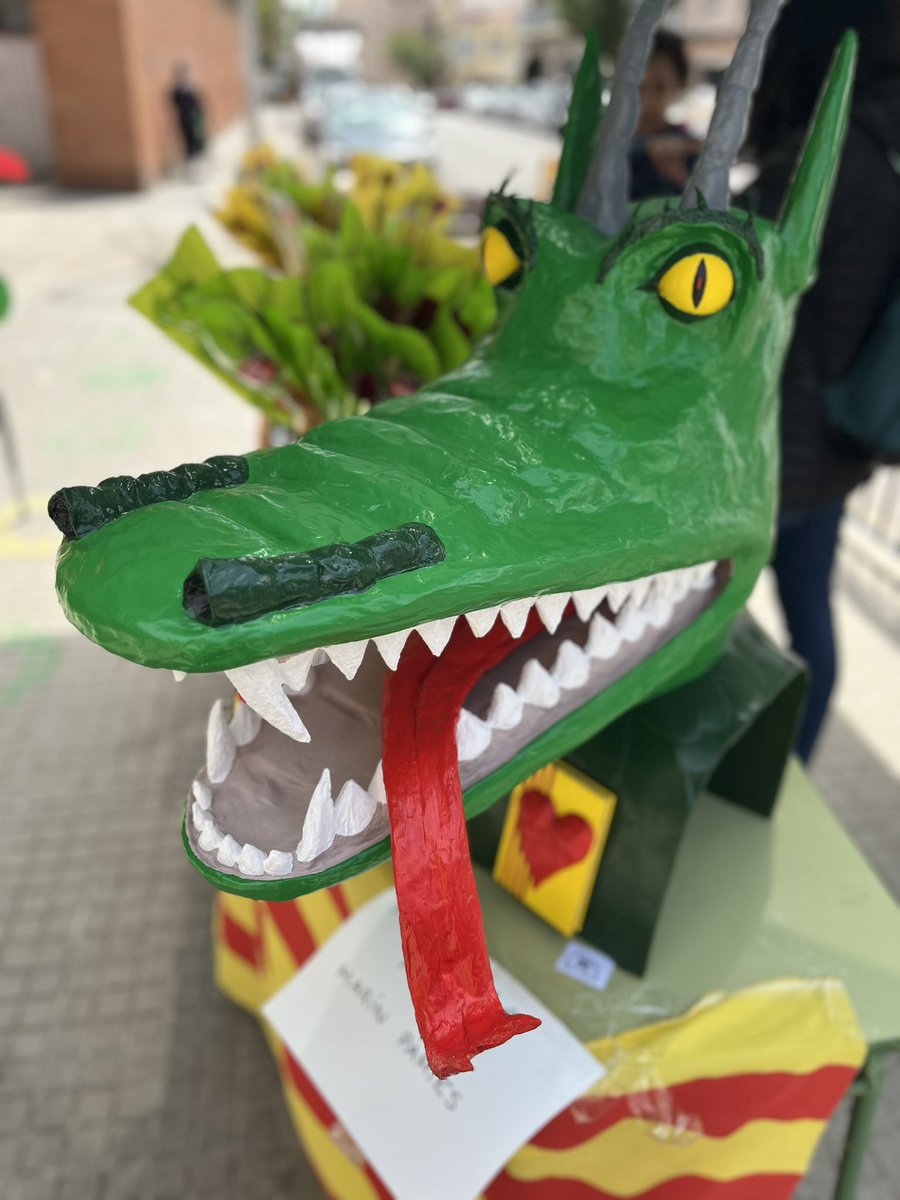 amparyc's tweet photo. La jornada de Sant Jordi organitzada per la Comissió de colònies de l’AFA va ser tot un èxit. Objectiu: #capinfantsensecolonies. Gràcies a tothom que ha participat i ha col·laborat. I gràcies al Pol de 4t per la seva obra d’art: aquest capgròs de drac fet per ell. És preciós. https://t.co/R45l7H2Eiu