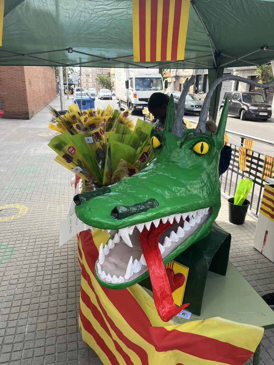 amparyc's tweet photo. La jornada de Sant Jordi organitzada per la Comissió de colònies de l’AFA va ser tot un èxit. Objectiu: #capinfantsensecolonies. Gràcies a tothom que ha participat i ha col·laborat. I gràcies al Pol de 4t per la seva obra d’art: aquest capgròs de drac fet per ell. És preciós. https://t.co/R45l7H2Eiu