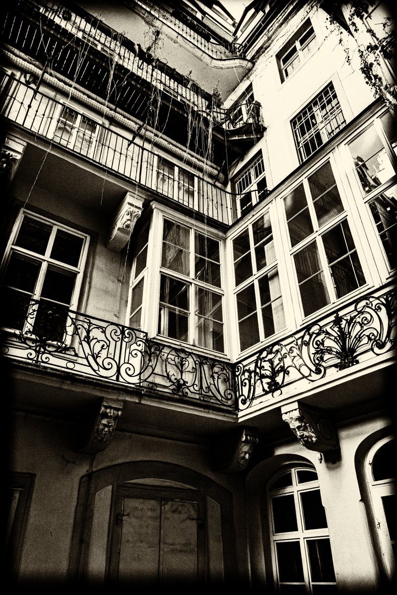#Wien #blackandwhitephotography #MONOCHROME #photography #PhotographyIsArt #bandw #photographylovers
Old Vienna. Backyard of an old house with it's typical balconies, called 'Pawlatschen'. I hope that you all have a nice day. Good night from Vienna 🇦🇹, see you tomorrow! 😊🌹🙋🏼‍♂️