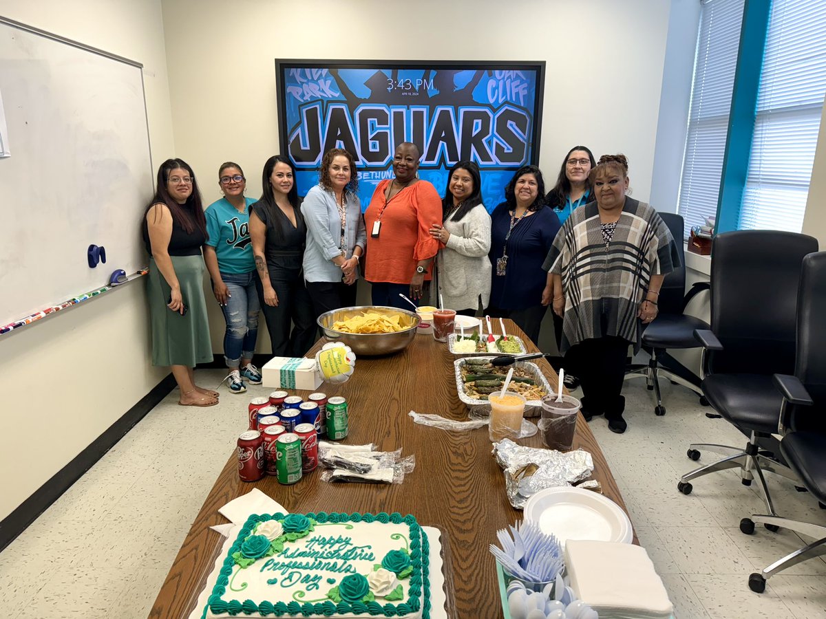 Happy Administrative Staff Day to the most amazing team @MolinaHigh! @dallasschools @MRamirezDISD @SHussainDISD @Coachbru3 @YeIbarra07 @EduCourse601 @WeemsJessica @BrendaBarrera04 @RecruitMoJags