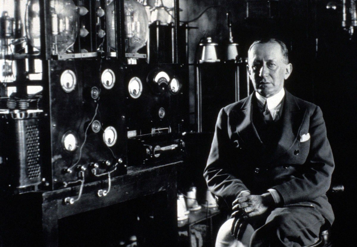 #25aprile 1874 – 150 anni fa - nasce Guglielmo #Marconi, inventore della telegrafia senza fili, la cui evoluzione porta allo sviluppo di radio e tv. Nobel per la fisica, fu senatore del Regno dal 1914. Commemorazione in Assemblea costituente: bit.ly/Aula_190747