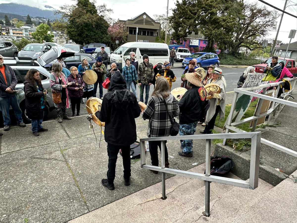 Supporters gather outside #Nanaimo courthouse for Rainbow Eyes’ (Angela Davidson), @CanadianGreens deputy leader, sentencing re: Fairy Creek.