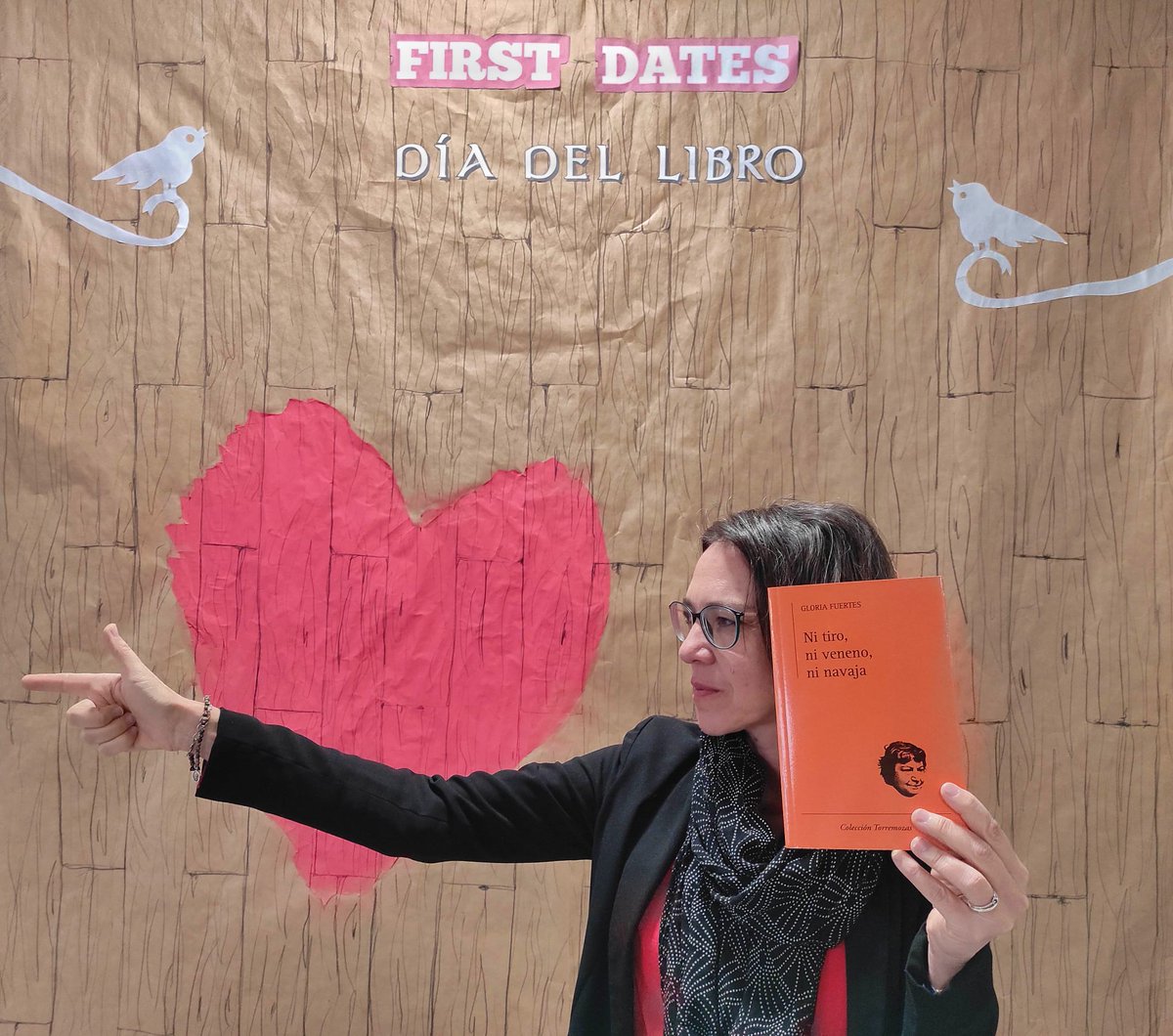 IES_AE's tweet photo. ¡Feliz Día del Libro! Celebramos el Día del Libro con el V Certamen de Poesía, el fotocall de mi libro favorito y nuestra patrulla refranera que repartió flores y caramelos en el patio. Organizado por el equipo de la Biblioteca. @sholegm https://t.co/dr5DNmmi0z